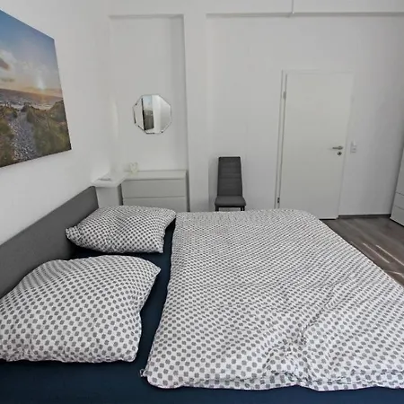 Am Kulturpark - Mit 3 Schlafraeumen Fuer 6 Personen Apartment Neubrandenburg